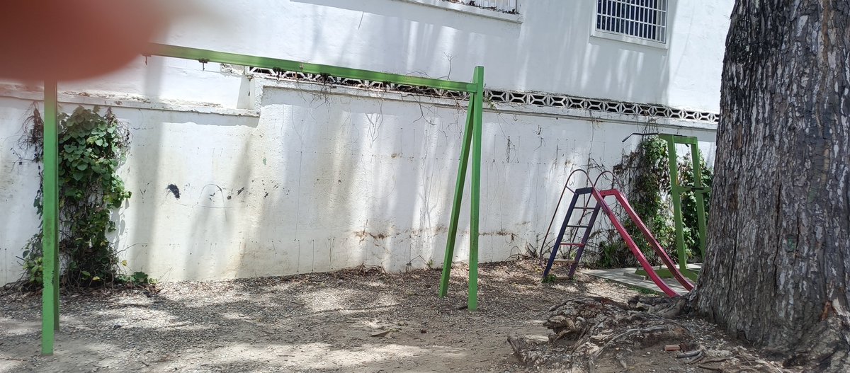 Claupc81's tweet photo. Alcalde @darwingonzalezp dele un cariñito al pueblo de Baruta y sus zonas de esparcimiento para niños, terrible cómo está el parquecito que no tendrá ni dos años de inaugurado. Todo no puede ser para Santa Paula o Las Mercedes #Baruta #DarwinGonzalez #PuebloDeBaruta https://t.co/2RwFW1Dq1P