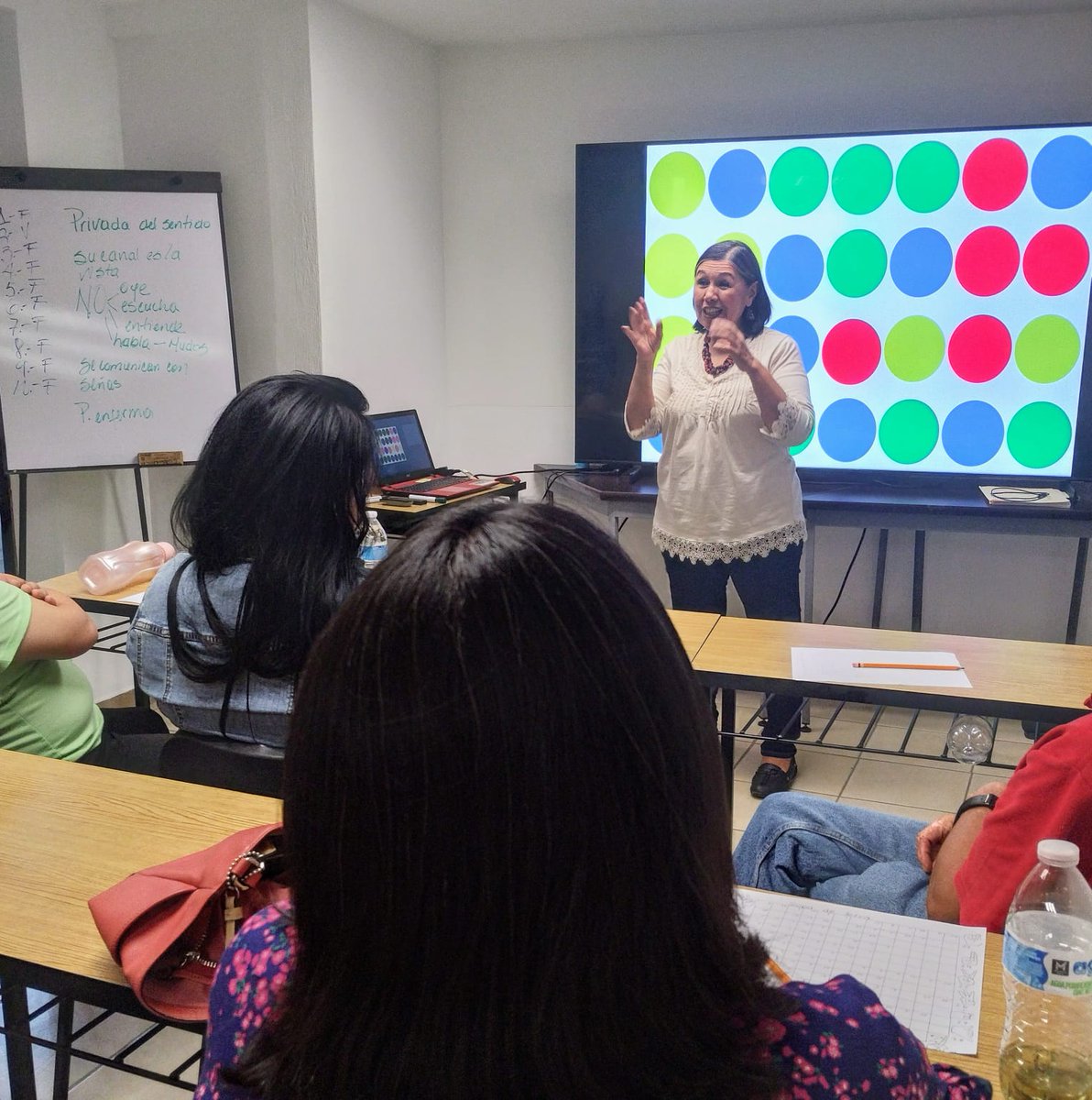 CUTHFROC's tweet photo. Hoy el Equipo Docente de nuestro Centro Universitario, se capacitó en  "Lenguaje de Señas Mexicanas". https://t.co/YQ5Hdsp5Ys