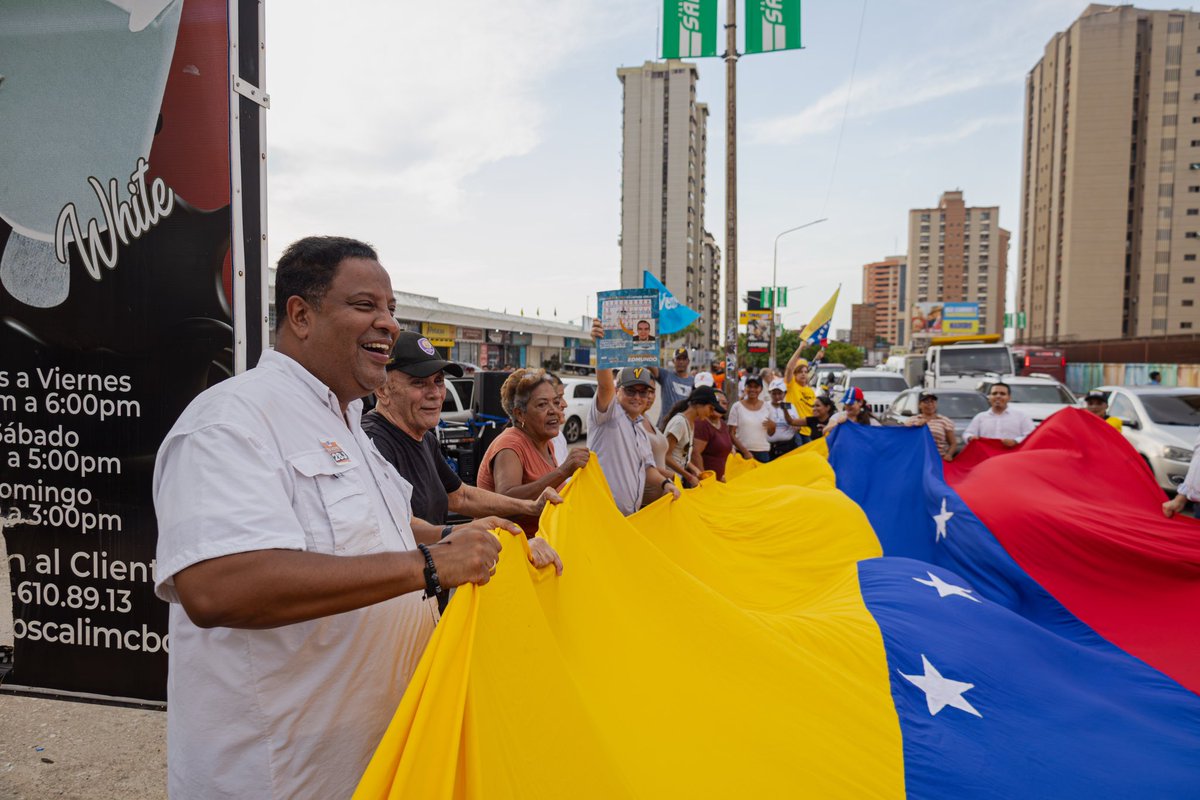 RafaelRamirezC's tweet photo. ¡A 8 días de escribir en unidad, una nueva historia de cambio para Venezuela!🇻🇪

Maracaibo en el 2021 demostró que con democracia, organización y esperanza podíamos tener un nuevo aire. Es esta misma gente la que, día tras día y de calle en calle, está dispuesta a trabajar aún mejor para este #28Jul Vamos a votar y a ganar 🥇@EdmundoGU