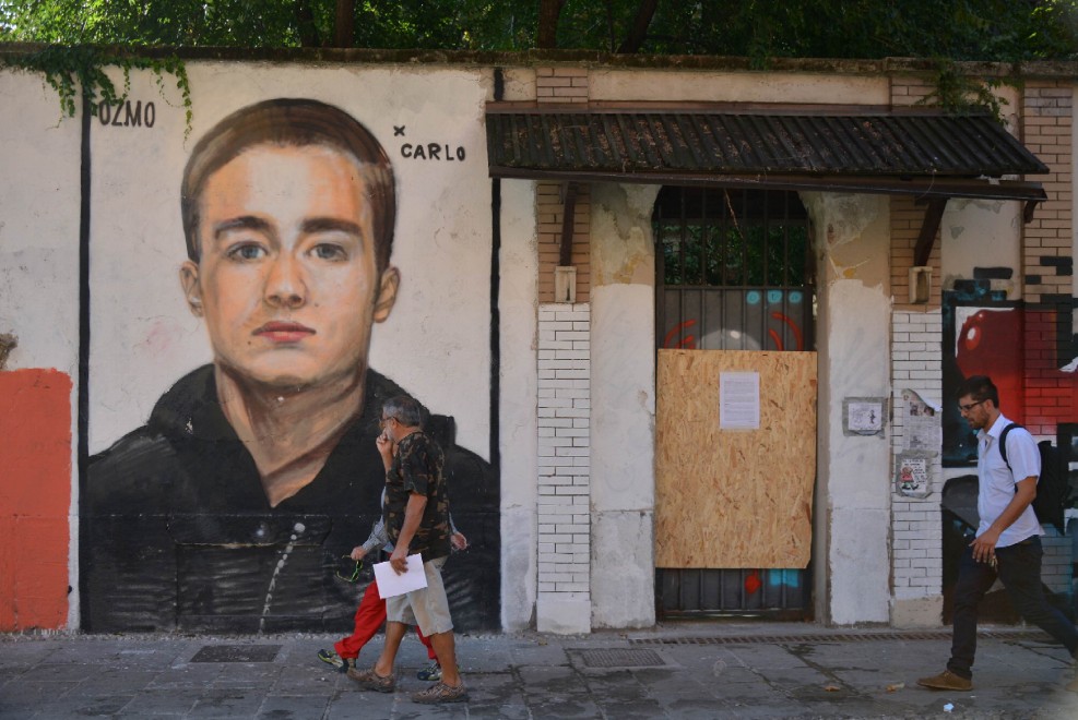 Nella rabbia e nell' amore Carlo vive.
23 anni fa moriva, ucciso da un carabiniere, a Genova durante il G8 Carlo Giuliani. Non dimentichiamo.

Se avessimo ascoltato molte istanze dei no global forse oggi il mondo sarebbe un posto migliore.

#g8 #genova #carlogiuliani