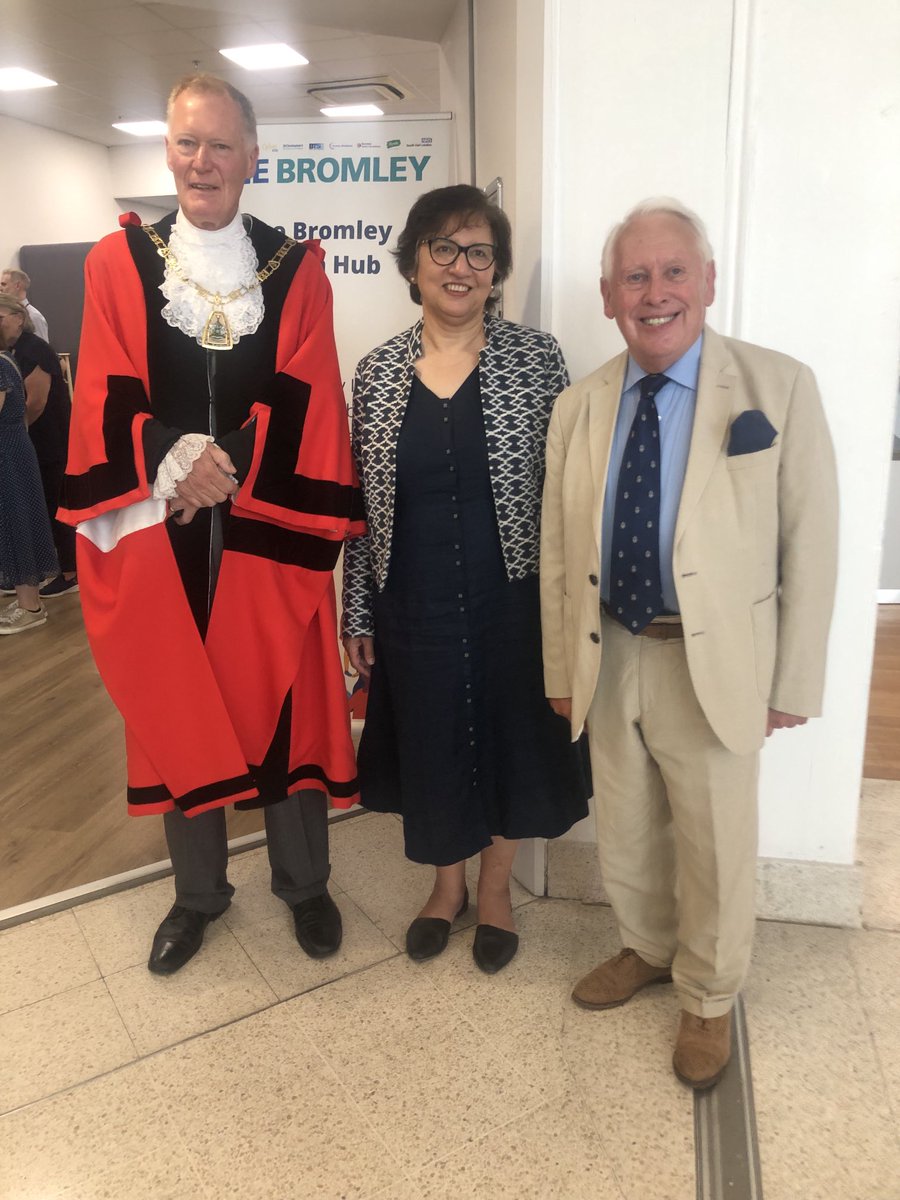 Honoured to be invited to cut the ribbon to open the One Bromley Wellbeing Hub in the Glades with ⁦<a href="/MayorofBromley0/">Mayor of Bromley</a>⁩ and ⁦<a href="/NHSSELondon/">NHS South East London</a>⁩ Bromley Director Dr Angela Bahn. A great new health facility for our town, which I supported as an MP and as a resident!