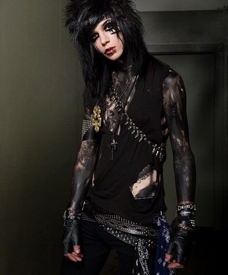 I know I’ve already tweeted today but, I just realized it’s the 14th anniversary of We Stitch These Wounds. So, here’s a pic of Andy from that era to celebrate 🖤 

Also, reply with your favorite song 🎶