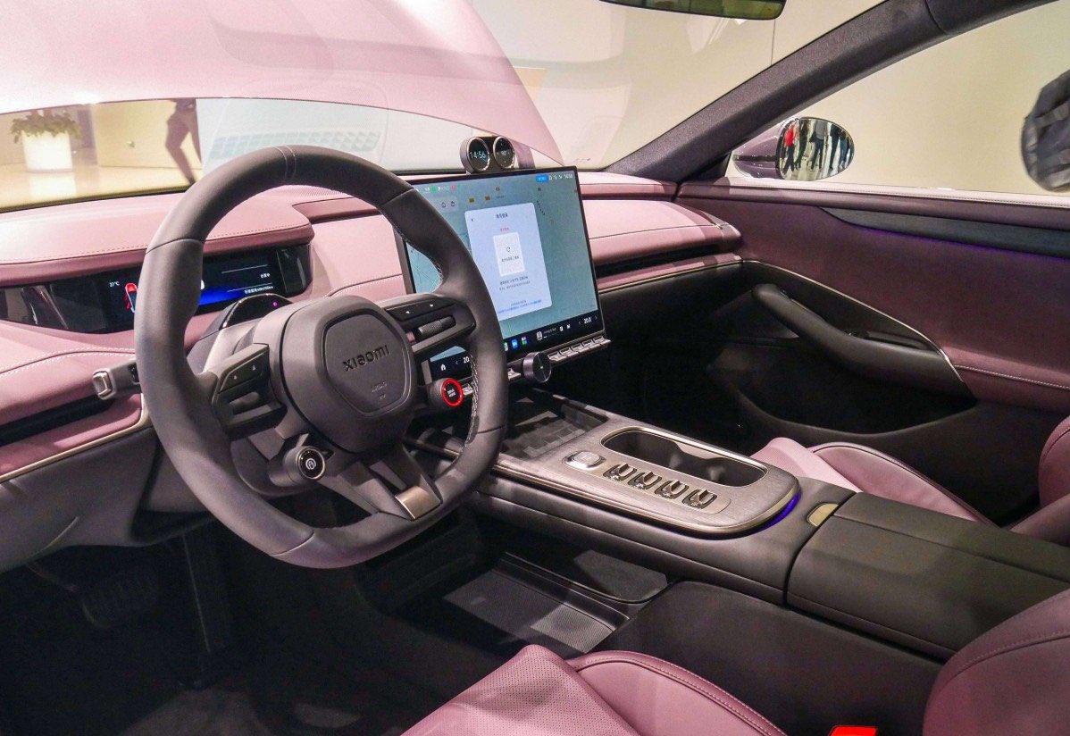 MoxTutorIA's tweet photo. 🤩 Os dejo un poco de info y de fotos/video del Xiaomi SU7 Max!!
🚗 ✨
Los críticos de #ArenaEV probaron la versión "mejorada" del SU7 y quedaron fascinados 😍.
Algunos piensan, que un interior así es raro, ¡incluso en coches que cuestan el doble! 💸
Lo primero que sorprendió a los periodistas fue el interior rosa pálido 🌸.
La versión máxima del SU7 ofrece varios colores interiores, pero este diseño es único 🦄: el color "romántico y delicado" 🌷 armoniza perfectamente con los elementos grises, sin parecer un coche "puramente femenino" 🙋♀️ 🚘.
O que pensáis? 🤔 👇