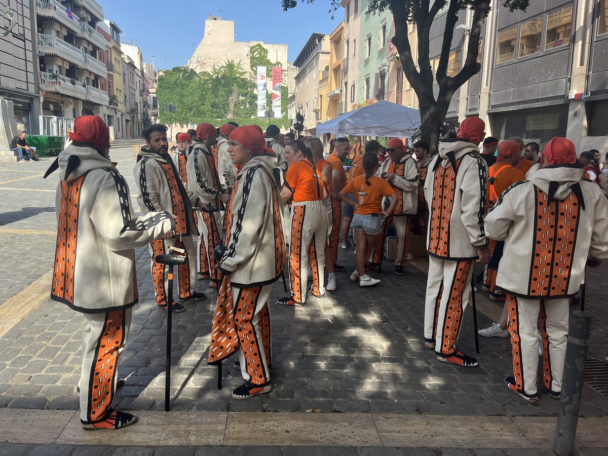lessantesmataro's tweet photo. A la plaça de l'Ajuntament tot a punt per començar l'#Encesa, el primer acte de foc de #lessantes, organitzat per @DiablesMataro i que enguany celebren els 20 anys del Ball de Diables, els 15 dels Diablons i els 10 del #Basilisc amb una gran trobada de Balls de Diables a #Mataró https://t.co/wG6l0sQQ0x