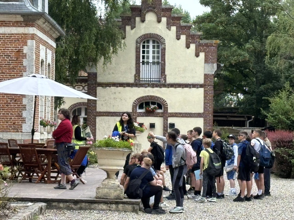 mfl_sbs's tweet photo. We had a very interesting tour around the chateau this morning, discovering all its history. #sbsfrance2024 @StBirinusSchool https://t.co/EAu3AHmN76
