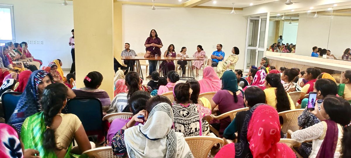 ZC_zenith's tweet photo. A talk with #EWS house helps on #Health #Hygiene #Cleanliness and their role in #Segregation &amp; #WasteManagement Impact of 
Poor waste management is much more on their lives than the better ones.They can play vast role in waste segregation @sbmvns @RoopaMishra77 @yashpalmurar https://t.co/Eex60WVW9y