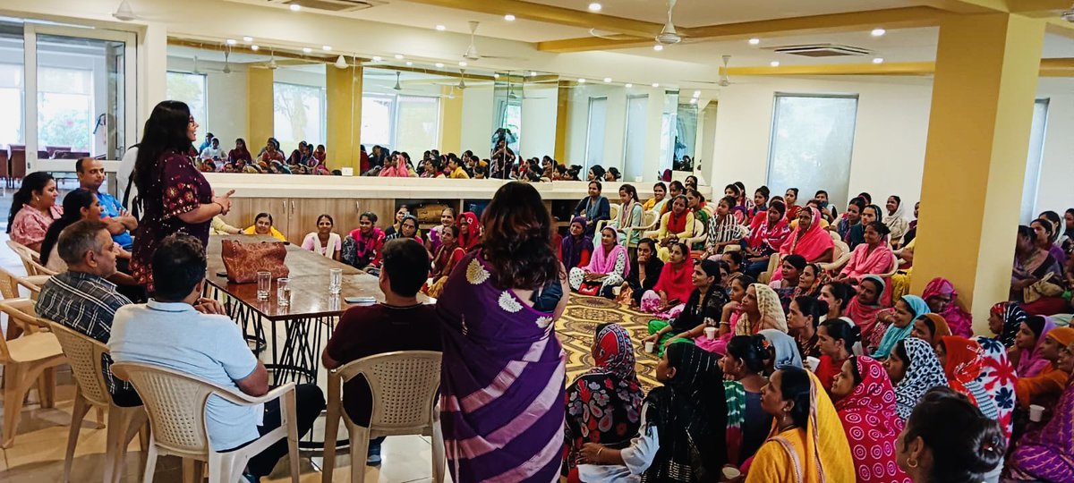 ZC_zenith's tweet photo. A talk with #EWS house helps on #Health #Hygiene #Cleanliness and their role in #Segregation &amp; #WasteManagement Impact of 
Poor waste management is much more on their lives than the better ones.They can play vast role in waste segregation @sbmvns @RoopaMishra77 @yashpalmurar https://t.co/Eex60WVW9y