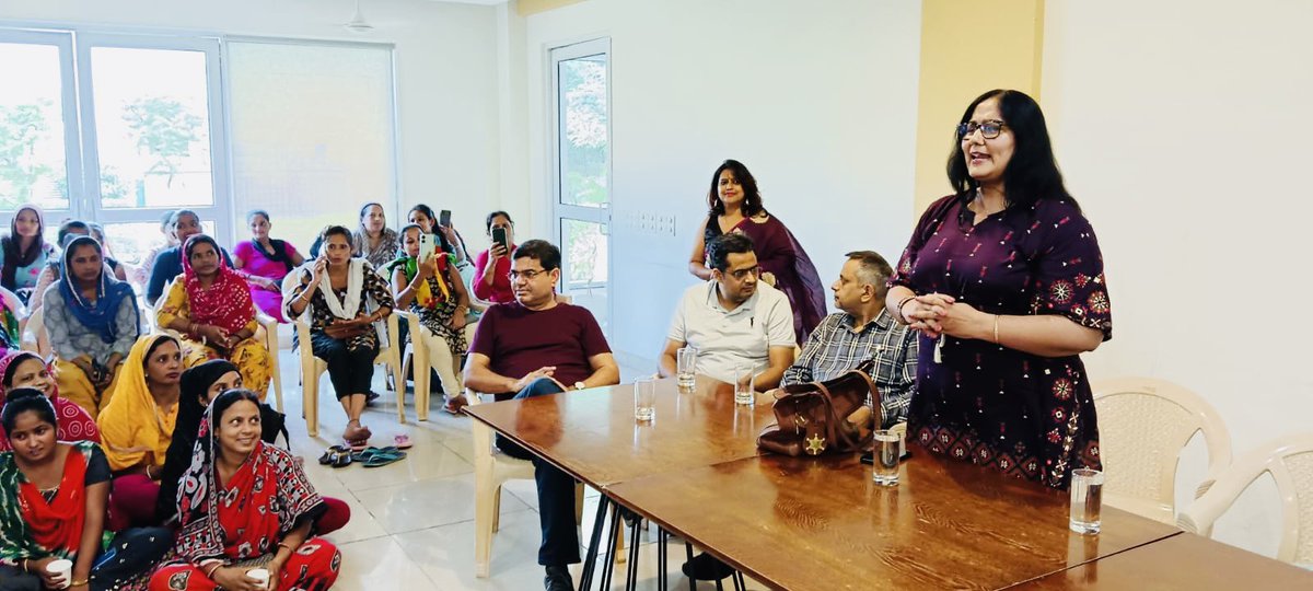 ZC_zenith's tweet photo. A talk with #EWS house helps on #Health #Hygiene #Cleanliness and their role in #Segregation &amp; #WasteManagement Impact of 
Poor waste management is much more on their lives than the better ones.They can play vast role in waste segregation @sbmvns @RoopaMishra77 @yashpalmurar https://t.co/Eex60WVW9y