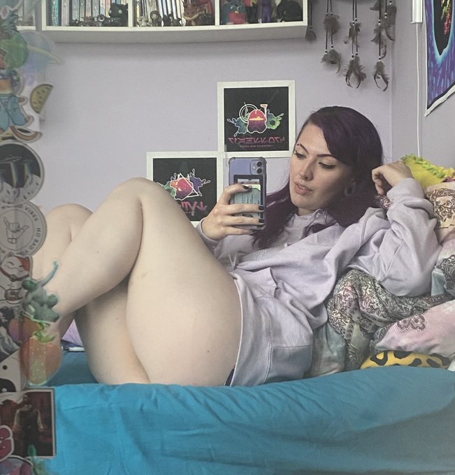 sorry ive kinda abandoned twitter. very tired of trying to stay active whilst not reaching anyone :/