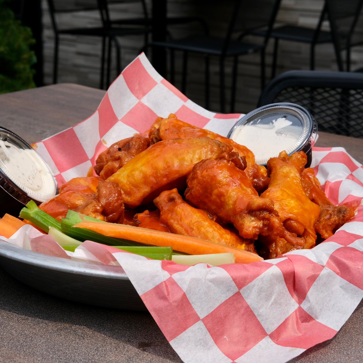 beckschicago's tweet photo. Eating Wings on the weekend! 🔥

Open daily at 11am. Pickup &amp; Delivery available. Call for pickup: (773) 661-1573. View menu &amp; delivery at https://t.co/iOveVLOgni

#chicagobars #lincolnpark #lincolnparkchicago #chicagoeats #chicagofood #chicagosbest #eeeeeats https://t.co/V9U8INCdqb