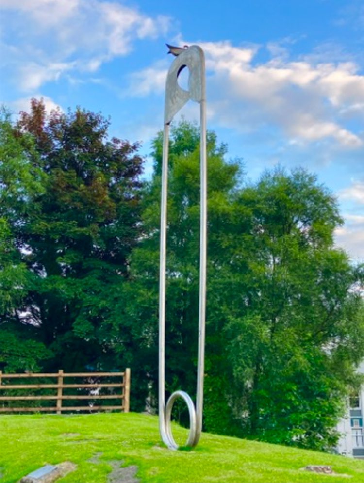 DennistounStyle's tweet photo. The Rottenrow. Take a moment to applaud all the pregnant woman that had to climb this 15% incline hill to get to the maternity hospital! George Wylie 7m high “Mhtpothta/Maternity” nappy pin sculpture installed on the site of the former hospital in 1996. #glasgow #rottenrow https://t.co/Alv4wDfXXe