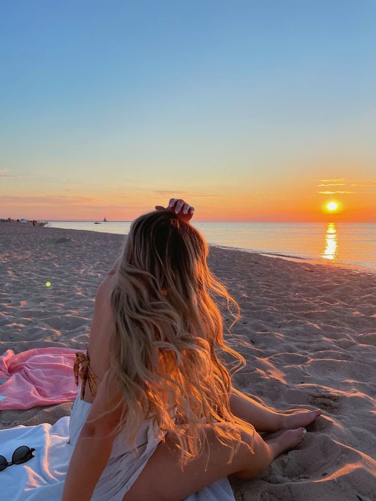 "Watching the sun sink into the horizon, a moment of peace and wonder 🌅🌊 #SunsetMagic #BeachLife #NaturePhotography"
