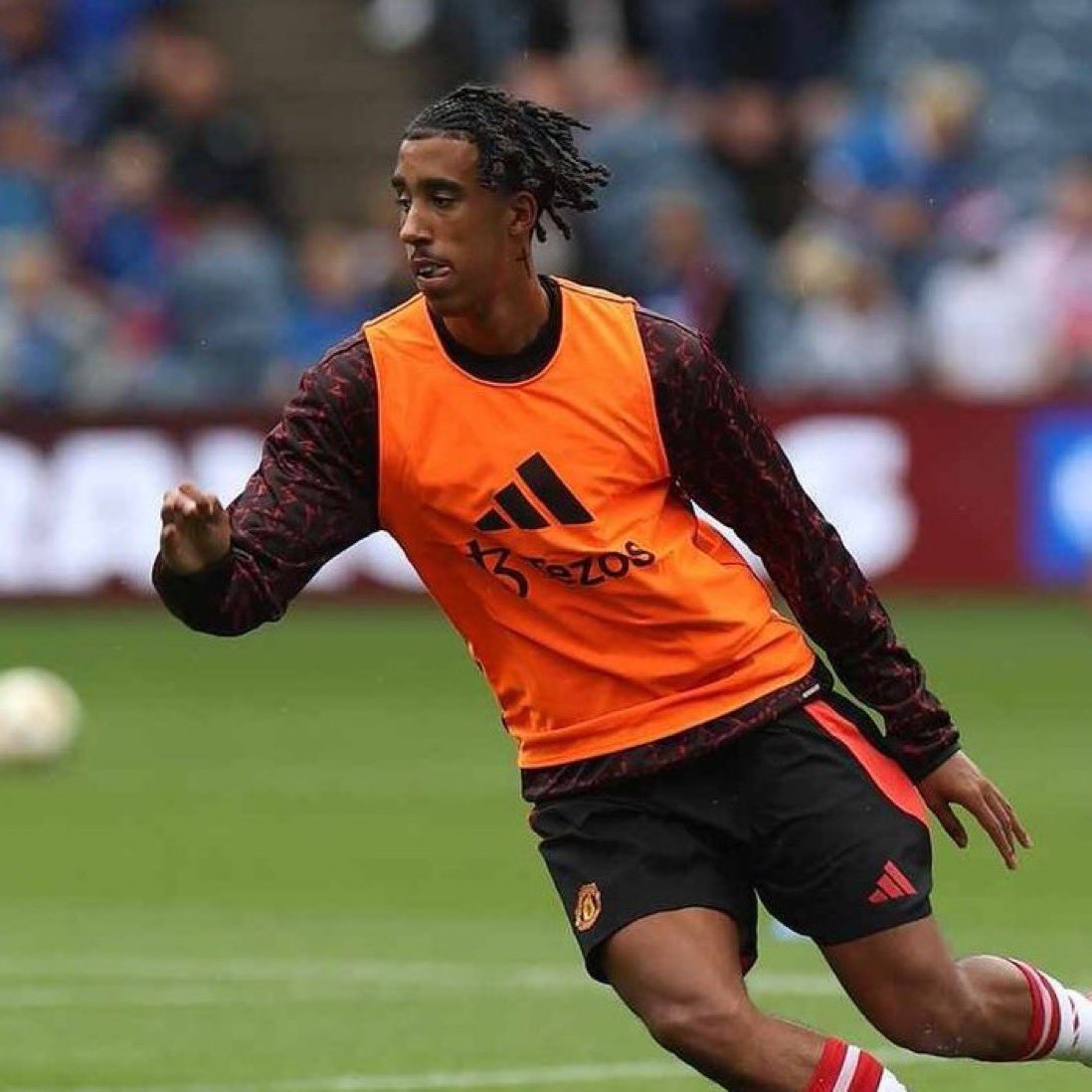 Lenyyoro1's tweet photo. Leny Yoro's first half for #mufc:

45 minutes
51 touches
44/48 successful passes
3 passes into final 3rd
100% tackles won
100% duels won
2 recoveries

Solid. 🌟 https://t.co/yFSy3vyUEK