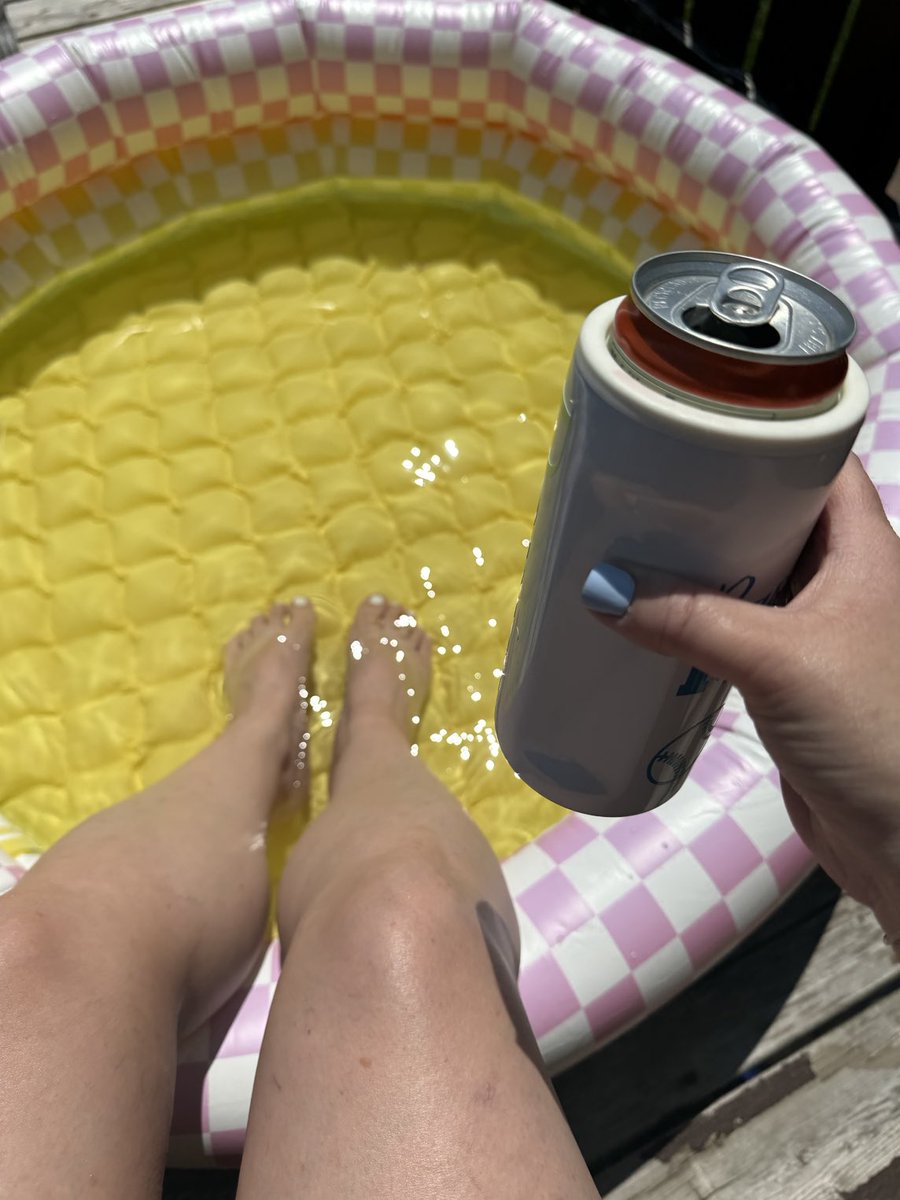 newfienisey's tweet photo. They say during the summer, a “friend with benefits” is one who owns a pool.
POOL PARTY AT MY PLACE! 
☀️🏊🏻💧#nodiving https://t.co/OlITPcWE41