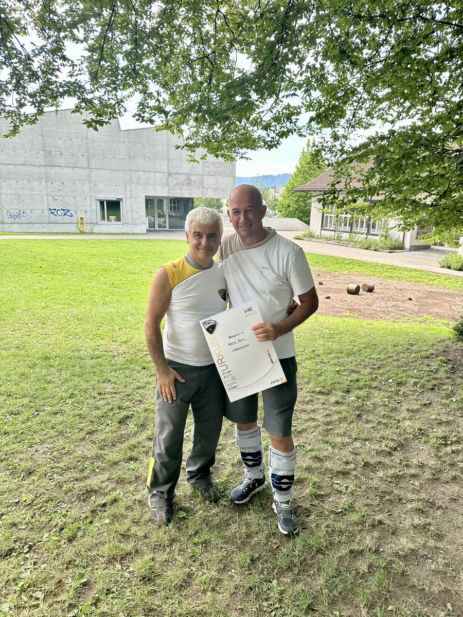 GiuseppeWT's tweet photo. Herzlichen Glückwunsch an Martin Penz zum 1. HG im WingTsun 👍👍👍🙂☀️🙏
#Selbstverteidigung #ewtoschweiz #WingTsun #werdedeinbodyguard #Grossmeister #sifuschembri #ewto #Kungfu #Kampfkunst #Wahrnehmung #wachsam #Selbstvertrauen #Training #Fitness #Glücksgefühle #Kampfgeist #schlagfertig #Achtsamkeit #Konzentration #Timing #AdvanceStickYieldFollow #Fightforyourself #Outdoor #Natur #Frischeluft