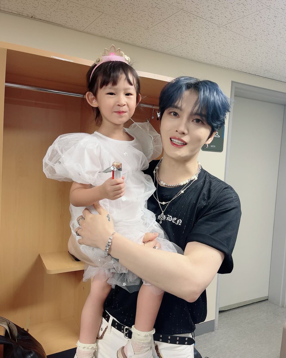 JJsPic's tweet photo. [JJ’s sis] 매일 사랑해^^ 진짜 너무나 보고싶었던 울 남동생 콘서트!! 현진이는 3시간 동안 화장실 한번만 가고 노래 나올때 마다 춤추고 놀고 ㅋㅋ 역시 엄마 닮아서 잘하는구만~ 꽃 주는 이벤트때 현진이 꽃주고~ 얼굴도 만져주고 얼마나 좋아하는지^^ https://t.co/hzcqJwWew4