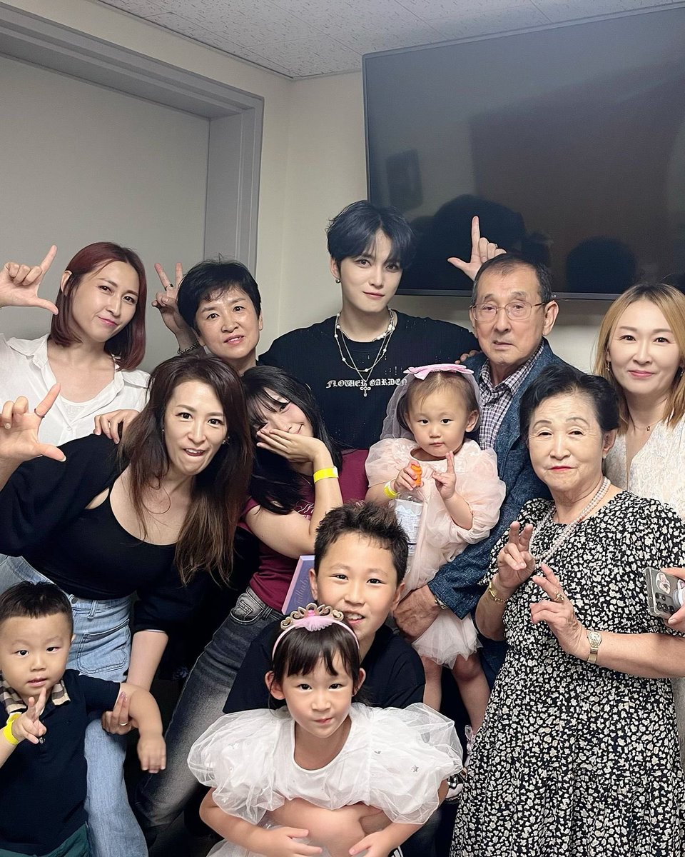 JJsPic's tweet photo. [JJ’s sis] 매일 사랑해^^ 진짜 너무나 보고싶었던 울 남동생 콘서트!! 현진이는 3시간 동안 화장실 한번만 가고 노래 나올때 마다 춤추고 놀고 ㅋㅋ 역시 엄마 닮아서 잘하는구만~ 꽃 주는 이벤트때 현진이 꽃주고~ 얼굴도 만져주고 얼마나 좋아하는지^^ https://t.co/hzcqJwWew4