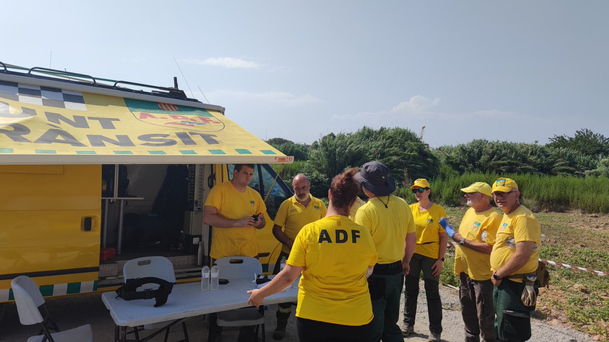 AjMontcada's tweet photo. 🔴 Voluntariat d’agrupacions de defensa forestal (ADF) de La Serralada i d’altres poblacions del Vallès Occidental i el Vallès Oriental estan fent, a instàncies de l'Agència Catalana de l'Aigua, l’extracció de les espècies mortes al tram del Besòs que ha quedat afectat pel vessament procedents de l’extinció de l’incendi d’ahir a una empresa d’emmagatzematge de productes químics de Polinyà. 

Les poblacions afectades són Montcada i Reixac, Santa Coloma de Gramenet i Sant Adrià de Besòs. El punt de control de l’operatiu està ubicat a Montcada i Reixac, a la carretera de la Roca, un espai muntat per l’ADF La Serralada, amb el suport de l’Ajuntament de Montcada i Reixac.

Des del consistori es fa una crida a que ni la ciutadania ni els animals domèstics tinguin cap mena de contacte amb les aigües del Besòs mentre durin els efectes del vessament. Es preveu que els treballs de neteja durin uns dies. Està previst que a partir d'aquest diumenge, 21 de juliol, volutariat de Protecció Civil de Montcada i Reixac vigili que ningú accedeixi a la llera del riu.