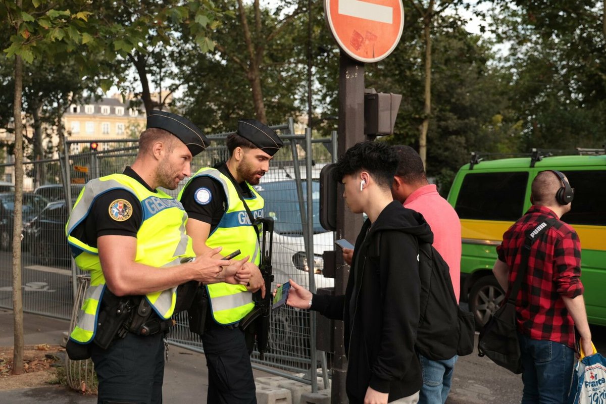 LeParisien_75's tweet photo. « Elle a fini par me laisser passer » : pour accéder à la zone grise à Paris, le soleil rend illisible le QR code du Pass Jeux
➡️ https://t.co/gKAcM6WwX6 https://t.co/38RjZS5E9v