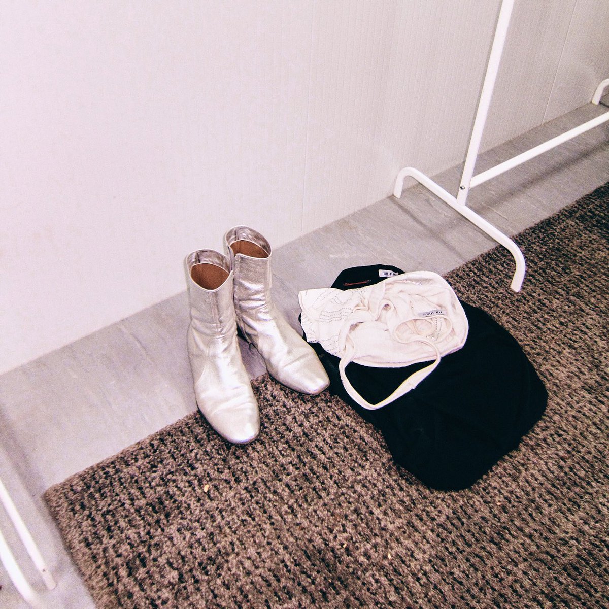 Yesterday on Discord we dropped pics of us hunting for Ethan all over the backstage 👀 If u wanna know what went down, check out our Discord channel nooow: bit.ly/MåneskinDiscord 💋