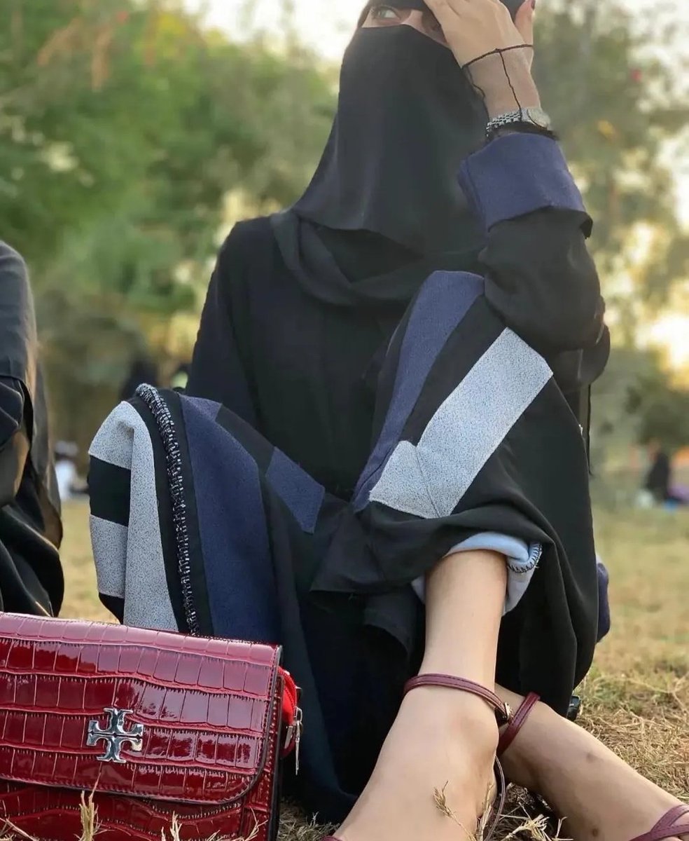 alymnbnt733's tweet photo. أتمنى حينما أقع بالحب، 
أن يلتقطني شخصٌ حنون، 
يربت على قلبي فيهدأ ويطمئن. https://t.co/m1Zv24qyVR