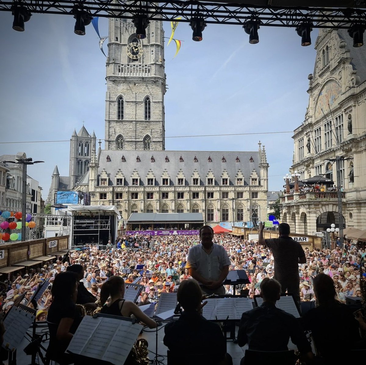 fanf1864's tweet photo. Aan het Sint-Baafsplein in Gent hebben zo'n 800 saxofoonspelers samen opgetreden tijdens Saxo-Folie. Daaronder onze fantastische Verenigde Vrienden Leen Troch en Emilyn Janssens ☀️.
#saxofolie #fanfareovermere #gent #gentsefeesten #gentsefeesten2024 #vlamo https://t.co/kAsHQatxiv