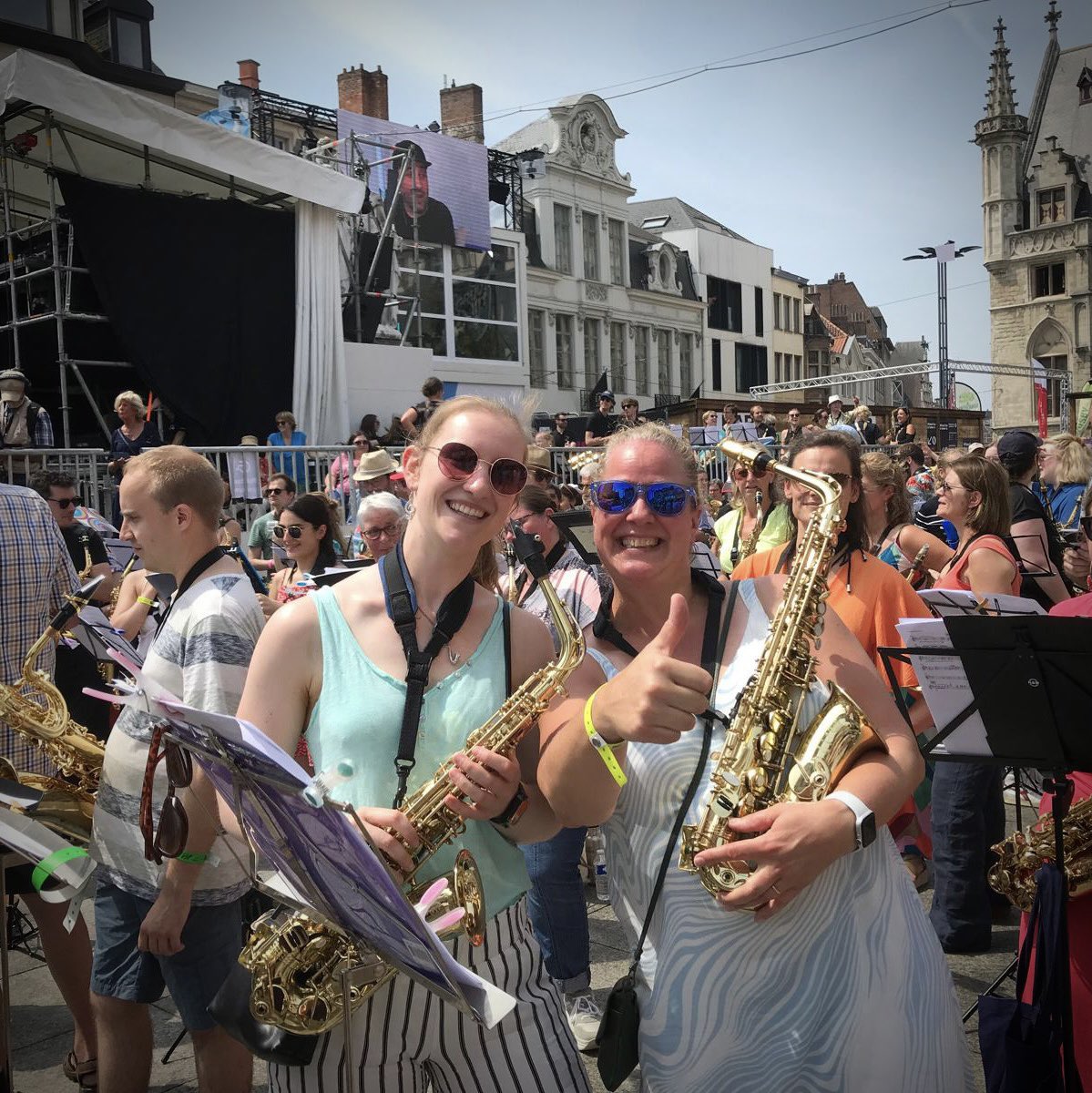 fanf1864's tweet photo. Aan het Sint-Baafsplein in Gent hebben zo'n 800 saxofoonspelers samen opgetreden tijdens Saxo-Folie. Daaronder onze fantastische Verenigde Vrienden Leen Troch en Emilyn Janssens ☀️.
#saxofolie #fanfareovermere #gent #gentsefeesten #gentsefeesten2024 #vlamo https://t.co/kAsHQatxiv