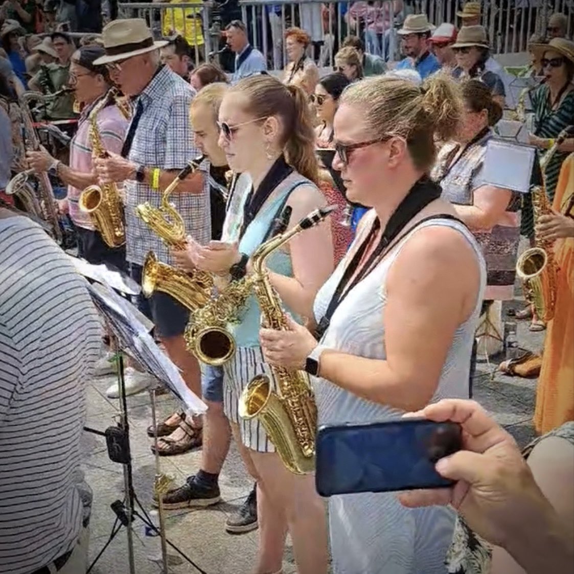 fanf1864's tweet photo. Aan het Sint-Baafsplein in Gent hebben zo'n 800 saxofoonspelers samen opgetreden tijdens Saxo-Folie. Daaronder onze fantastische Verenigde Vrienden Leen Troch en Emilyn Janssens ☀️.
#saxofolie #fanfareovermere #gent #gentsefeesten #gentsefeesten2024 #vlamo https://t.co/kAsHQatxiv