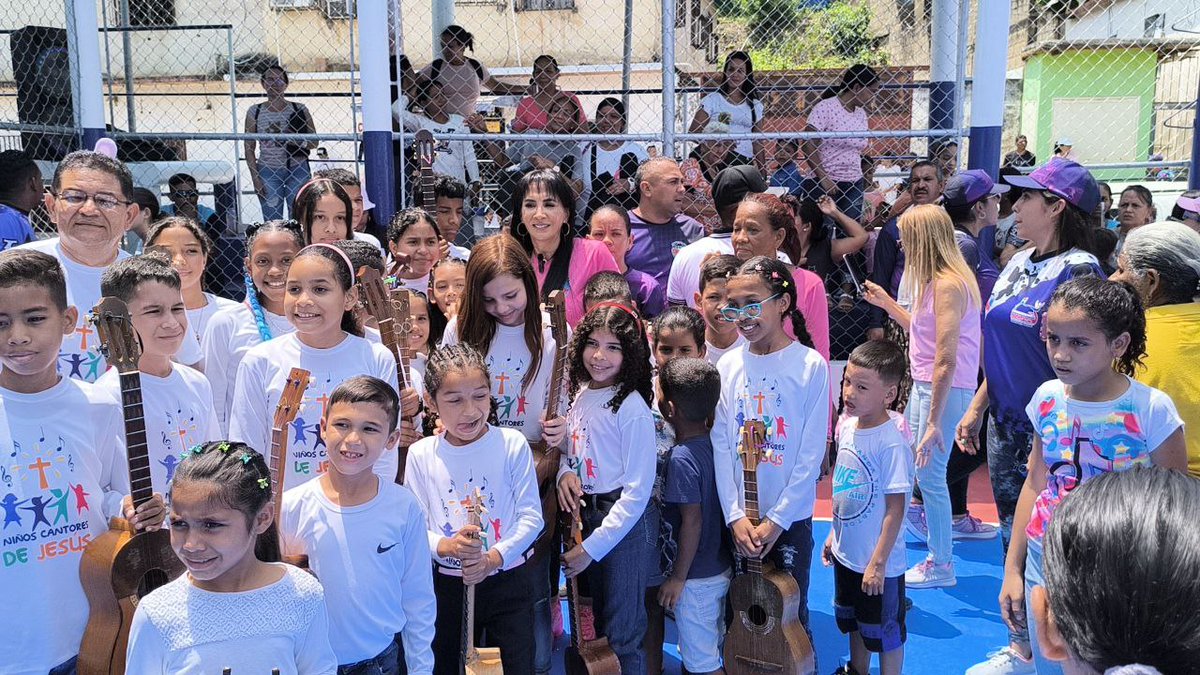 #20Julio Hoy estaremos celebrando con mis niños de Roscio el día del Niño y Niña en el Octágono de la Villa Olímpica de San Juan de los Morros a partir de las 01:00pm <a href="/NicolasMaduro/">Nicolás Maduro</a> <a href="/josemvasquez/">José Vásquez</a> #TrabajandoMásQueHablando