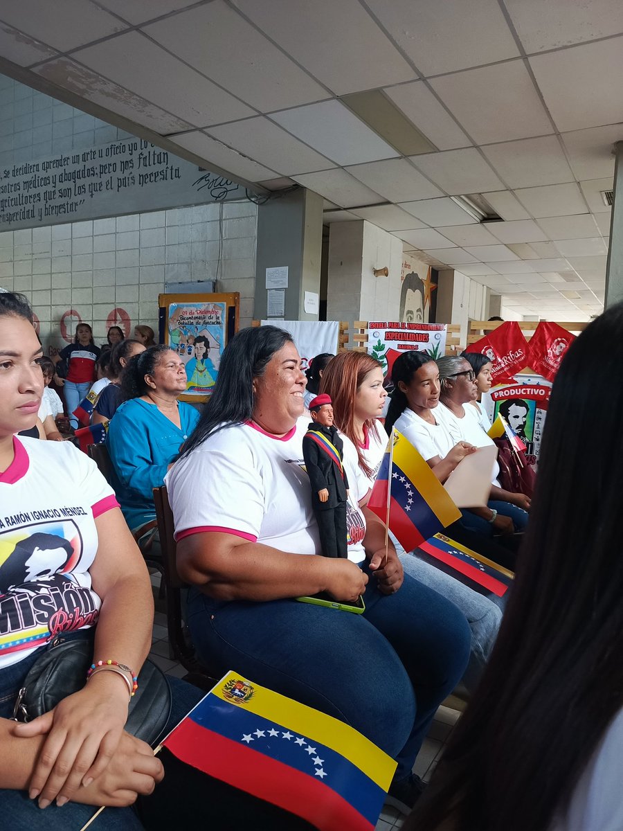 CDCE Barinas (@cdcebarinas) on Twitter photo #Barinas | Hoy con mucha felicidad y emoción 300 mujeres recibieron títulos de Bachiller y certificación de saberes en el Marco de la Gran Misión Venezuela Mujer.
¡Juntos por la Educación del Futuro!
<a href="/NicolasMaduro/">Nicolás Maduro</a>
<a href="/_LaAvanzadora/">Yelitze Santaella</a>
@MPPEDUCACION
<a href="/JackiePSUV/">Jacqueline Faria</a> #Barinas | Hoy con mucha felicidad y emoción 300 mujeres recibieron títulos de Bachiller y certificación de saberes en el Marco de la Gran Misión Venezuela Mujer.
¡Juntos por la Educación del Futuro!
<a href="/NicolasMaduro/">Nicolás Maduro</a>
<a href="/_LaAvanzadora/">Yelitze Santaella</a>
@MPPEDUCACION
<a href="/JackiePSUV/">Jacqueline Faria</a>