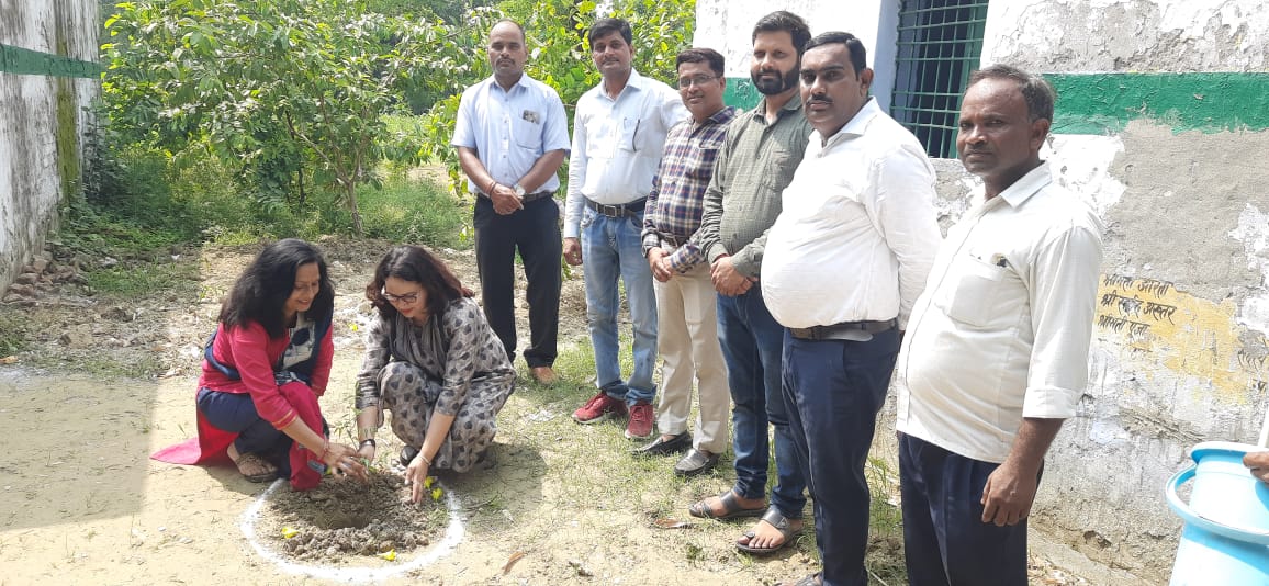 वृक्षारोपण जन अभियान' के तहत हुआ पौधरोपण 

वृक्षारोपण जन अभियान के तहत उत्तर प्रदेश के जिला बाराबंकी में विकासखंड निंदूरा में शिक्षकों एवं छात्रों ने मिलकर पौधे रोपे।
 
#Plant4mother
#एक_पेड़_माँ_के_नाम