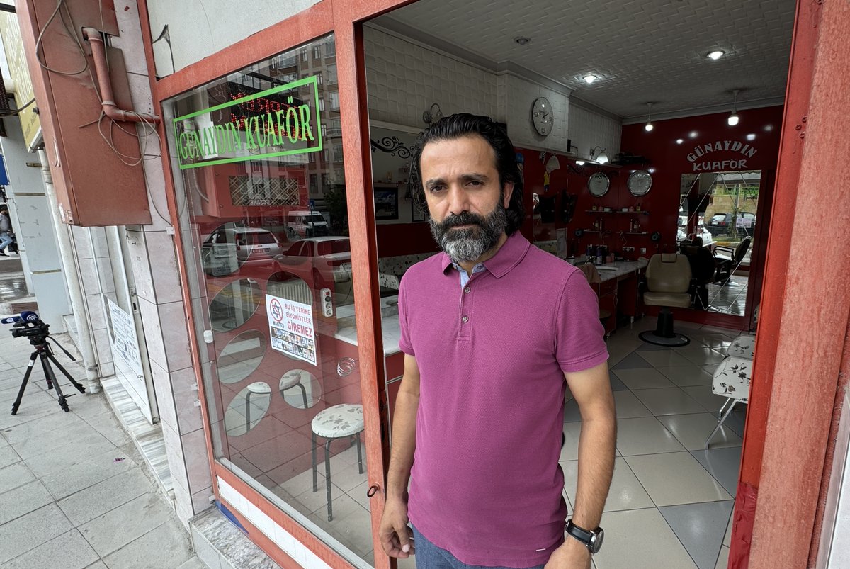 AyrimcilikHatti's tweet photo. İsrail askerlerinin fotoğraf ve kimlik bilgilerinin yer aldığı afişler hazırlayan Çorumlu esnaf, iş yerlerinin vitrinine "Bu iş yerine Siyonistler giremez" yazılı afişler astı

https://t.co/1HTD92ipT3