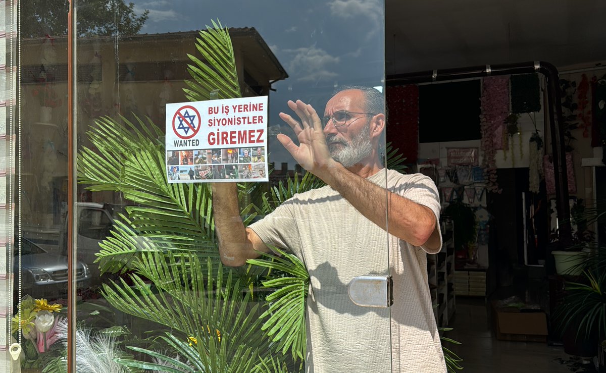 AyrimcilikHatti's tweet photo. İsrail askerlerinin fotoğraf ve kimlik bilgilerinin yer aldığı afişler hazırlayan Çorumlu esnaf, iş yerlerinin vitrinine "Bu iş yerine Siyonistler giremez" yazılı afişler astı

https://t.co/1HTD92ipT3