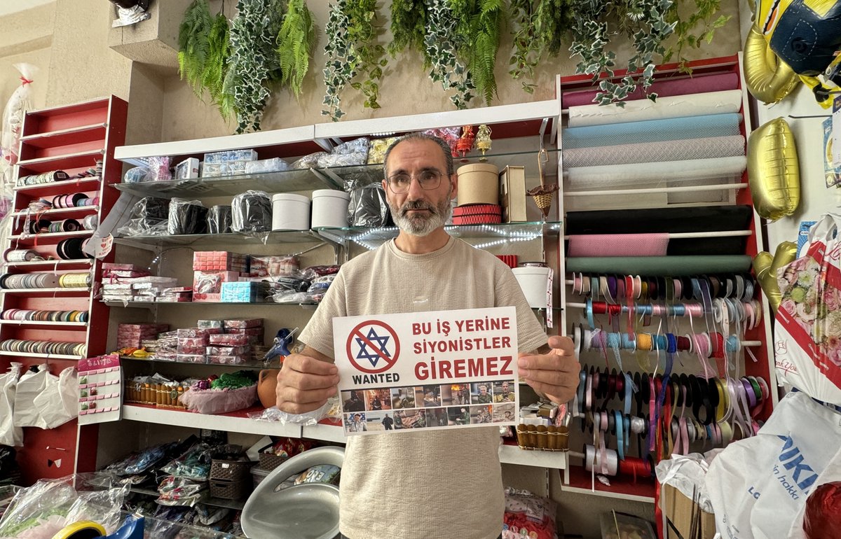 İsrail askerlerinin fotoğraf ve kimlik bilgilerinin yer aldığı afişler hazırlayan Çorumlu esnaf, iş yerlerinin vitrinine "Bu iş yerine Siyonistler giremez" yazılı afişler astı

aa.com.tr/tr/ayrimcilikh…