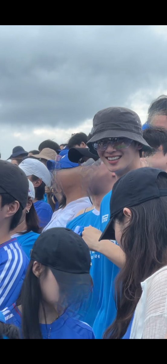 zzwaneex's tweet image. 우천취소? 그런걸로 화나지 않아
차은우씨의 아이컨택 미소 한 번이면 환불 안해줘도 암 오케이. 

싸이씨얘기는 공연장 생각보다 마르셨다 한 마디가 전부

차은우씨얘기는 공연장에서 나온지 6시간됐는데 아직도 얼굴얘기 하는 중 •••

게스트..? 몰라 나의 오늘 흠뻑쇼 게스트는 차은우씨였다;