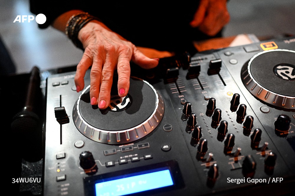 afpfr's tweet photo. 🪩 🇵🇱  À 85 ans, la Polonaise Wirginia Szmyt n'est pas une arrière-grand-mère comme les autres : derrière sa console, elle devient DJ Vika, qui dit se sentir "éternellement jeune" et entend se battre contre les clichés sur l'âge #AFP

➡️ https://t.co/UxB50DRmPn
✍️Katarzyna SKIBA https://t.co/Oynj7dBzAn