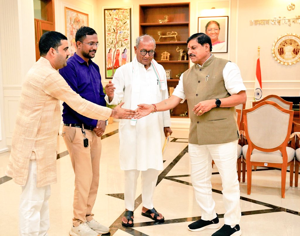 Ravi_NSUI_Mp's tweet photo. कल पूर्व मुख्यमंत्री व राज्यसभा सांसद आदरणीय श्री @digvijaya_28 जी एवं कांग्रेस प्रवक्ता श्री @VTripathiINC जी के साथ लाखों नर्सिंग छात्र छात्राओं की समस्याओं को लेकर मुख्यमंत्री आवास में मुख्यमंत्री श्री @DrMohanYadav51 जी से मुलाक़ात की ।।
@kanhaiyakumar @varunchoudhary2 @nsui https://t.co/ps0wm469dP