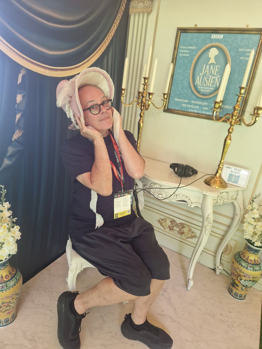 Such a fun day volunteering at the super friendly  <a href="/HarrogateFest/">Harrogate Festivals</a> #TheakstonsCrime today. And thanks to fellow volunteer, the effervescent Clive, who modelled the Jane Austen BBC audio books bonnet so beautifully⭐️