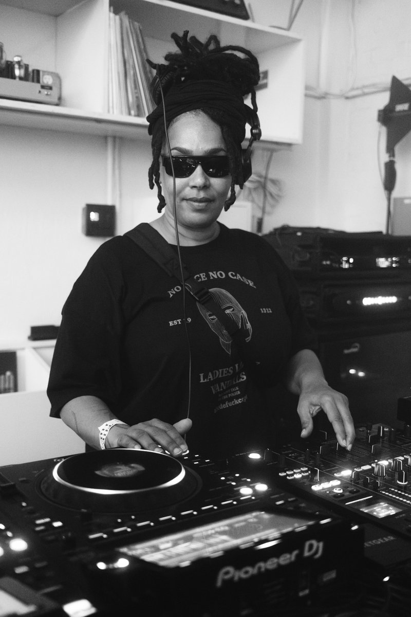 eye_shoot's tweet photo. @DownByDfault at Blacktronica 🎉 https://t.co/9XHP9Xx8gg