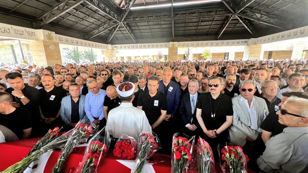 AntalyaValilik's tweet photo. 📍 Uncalı Mezarl��ğı Cami

Kemer'de geçirdiği tekne kazası sonucu aramızdan ayrılan Antalya Ticaret ve Sanayi Odası (ATSO) Başkanı Ali Bahar, 

Uncalı Mezarlığı Cami'nde İkindi Namazını müteakip kılınan Cenaze Namazının ardından dualarla son yolculuğuna uğurlandı. https://t.co/Swkc7RgN5D