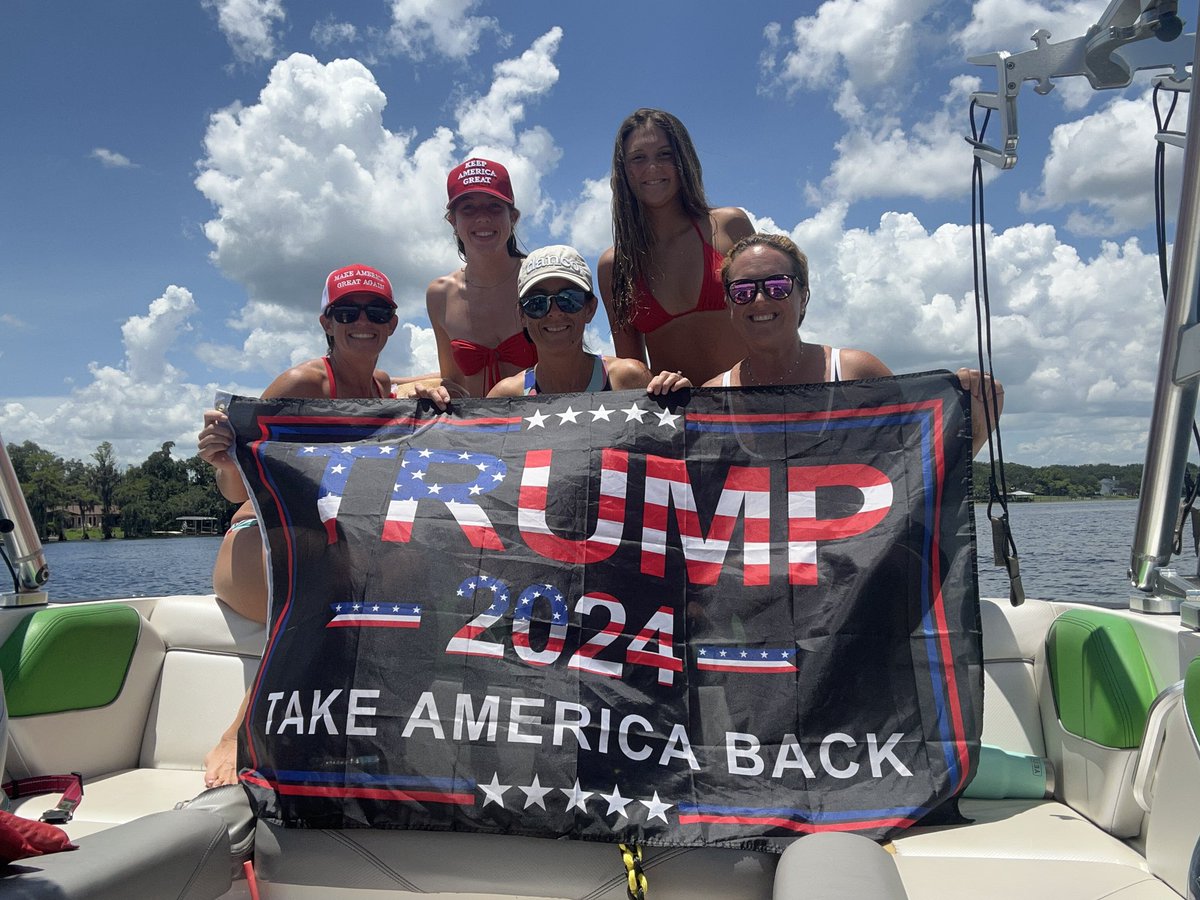 amanning04's tweet photo. Trump boat parade Clermont, FL. Well over 50 boats showing support for Trump @realDonaldTrump @DonaldJTrumpJr #45and47 #Trump2024 #clermontchainoflakes #ladiesfortrump #MAKEAMERICAGREATONCEAGAIN https://t.co/aimi8vHkJf