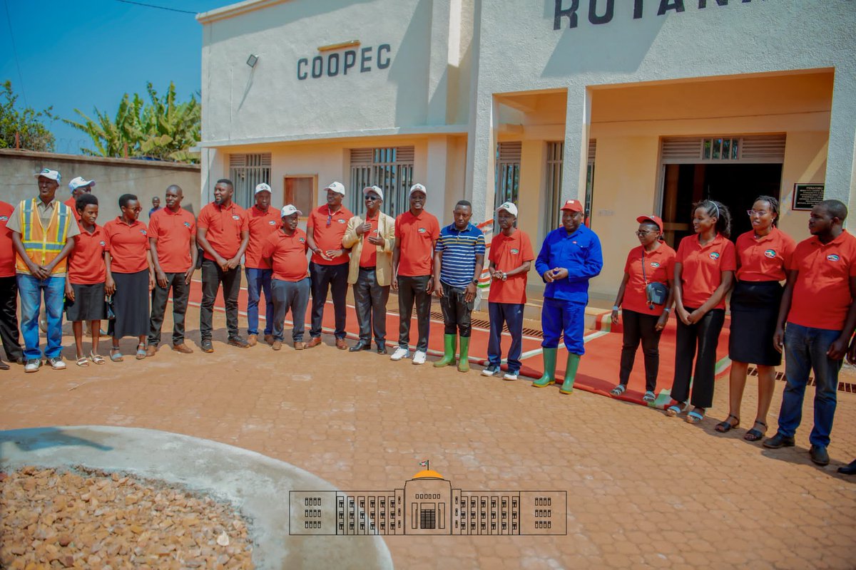 NtareHouse's tweet photo. @RutanaProvince @GeneralNeva Au cours de sa tournée dans @RutanaProvince, S.E @GeneralNeva a également procédé à l'inauguration du bâtiment de la COOPEC  Rutana. https://t.co/u9fhLCtZfh