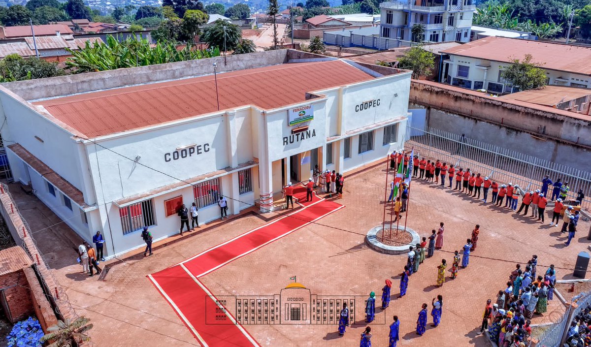 NtareHouse's tweet photo. @RutanaProvince @GeneralNeva Au cours de sa tournée dans @RutanaProvince, S.E @GeneralNeva a également procédé à l'inauguration du bâtiment de la COOPEC  Rutana. https://t.co/u9fhLCtZfh