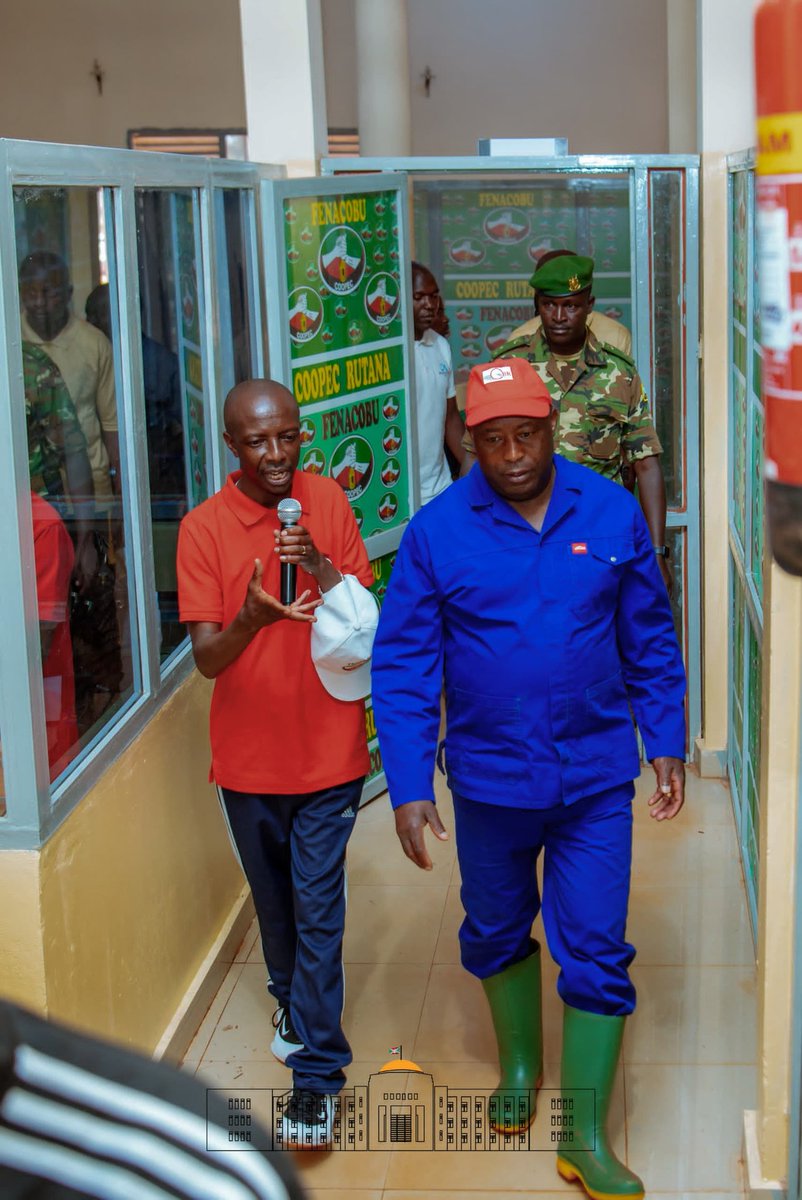 NtareHouse's tweet photo. @RutanaProvince @GeneralNeva Au cours de sa tournée dans @RutanaProvince, S.E @GeneralNeva a également procédé à l'inauguration du bâtiment de la COOPEC  Rutana. https://t.co/u9fhLCtZfh