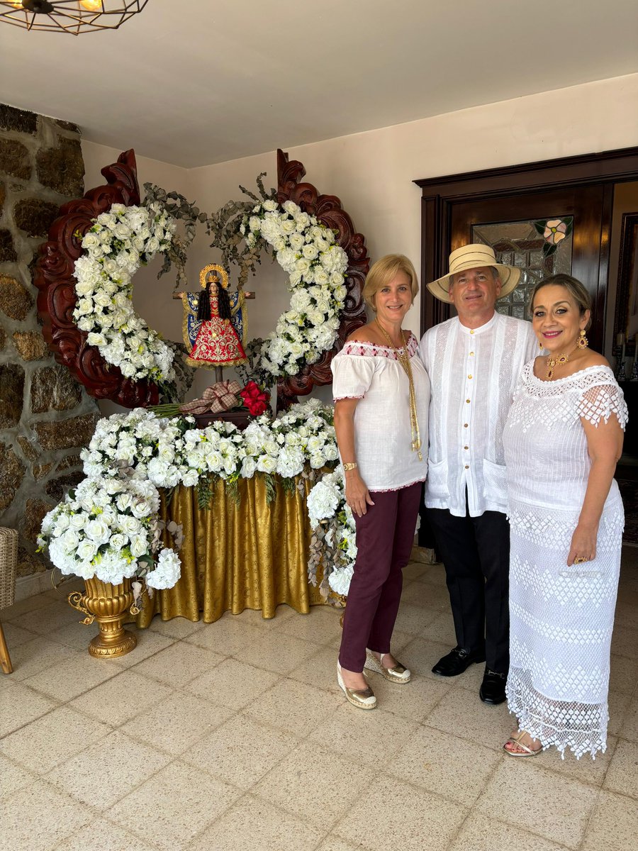 Como es tradición, hoy junto a Cuqui, encomendándonos a Santa Librada, patrona de Las Tablas y de todos los tableños. 

Qué La Moñona nos lleve hasta Dios y nos acompañe siempre en nuestro camino por el servicio al prójimo, el bien común, la paz, la harmonía y el entendimiento