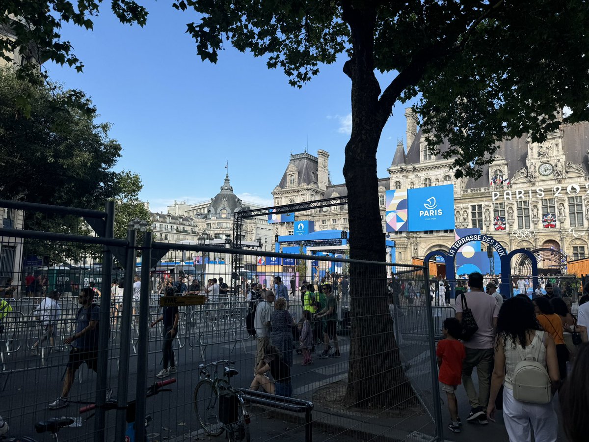 FuRaXION's tweet photo. 📍Paris, la ville où nous vivons en cages avec barrages filtrants. #Paris #JO2024 https://t.co/4Qvovz1yZ1