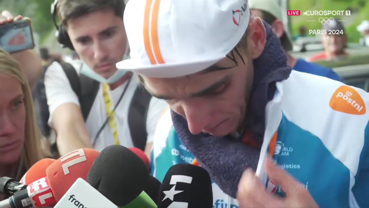 LeGruppetto's tweet photo. Romain Bardet, en pleurs : "Il y a tout qui remonte, 13 ans de ma vie, c'est fini... C'est tellement dur, c'est l'histoire de ma carrière, se battre sans jamais être le meilleur mais sans jamais baisser les bras. Je ne sais pas de quoi sera fait l'après, c'est addictif." #TDF2024 https://t.co/4I8RlEd34a