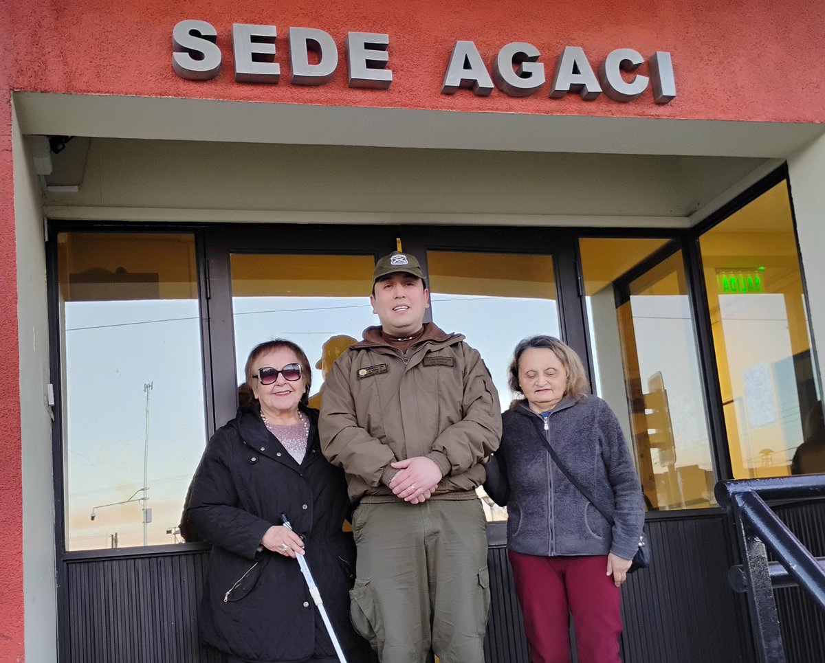 CarabMagallanes's tweet photo. En el marco del trabajo permanente con organizaciones de la sociedad civil, la Sección regional de @CarabDDHHyFam de @CarabMagallanes se reunión este viernes con #AGACI #Magallanes para evaluar y coordinar actividades para este segundo semestre
 #CarabinerosDeTodos https://t.co/CQ4E6ClwQv
