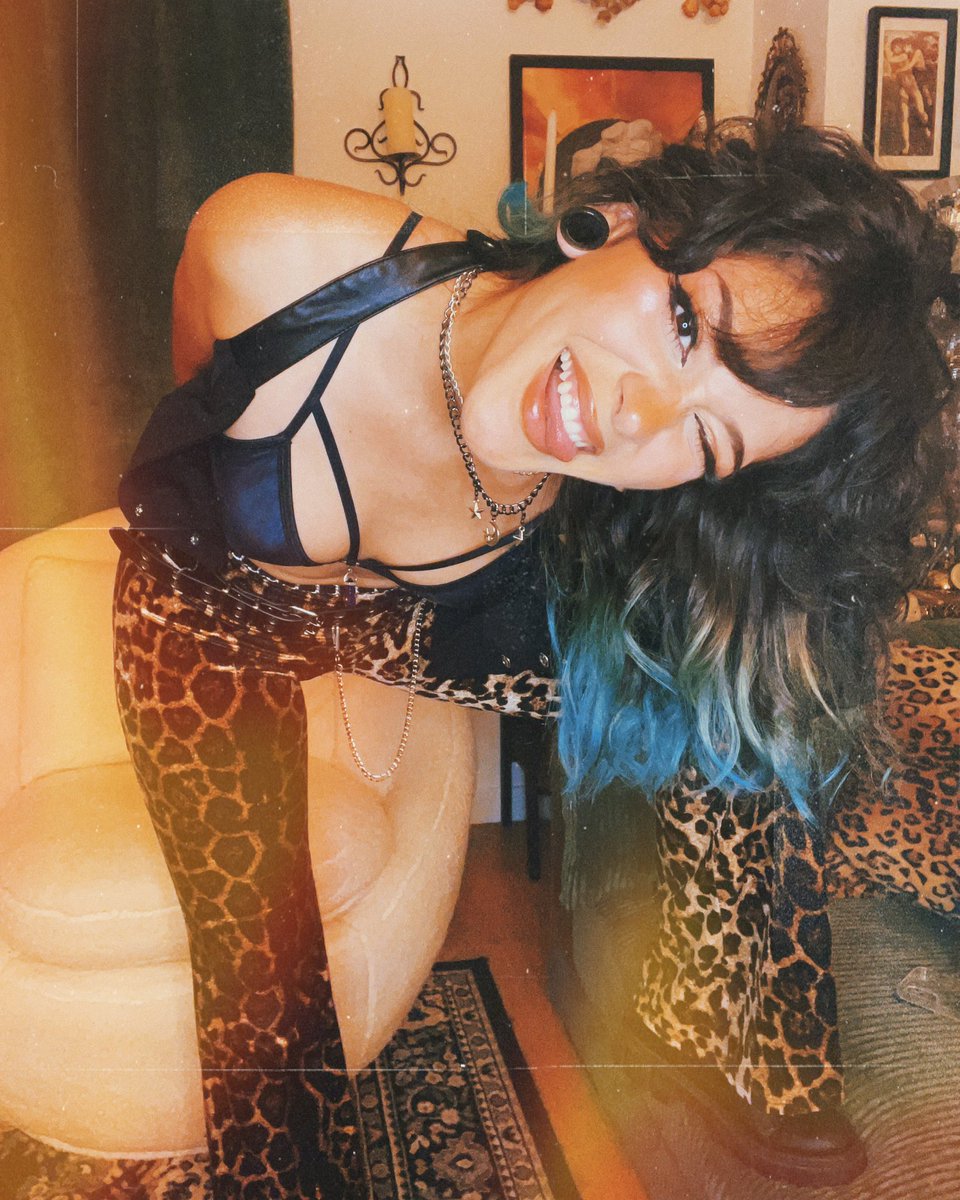 diabliiiiita's tweet photo. 70s rockstar is my final form https://t.co/rJyrojIaam