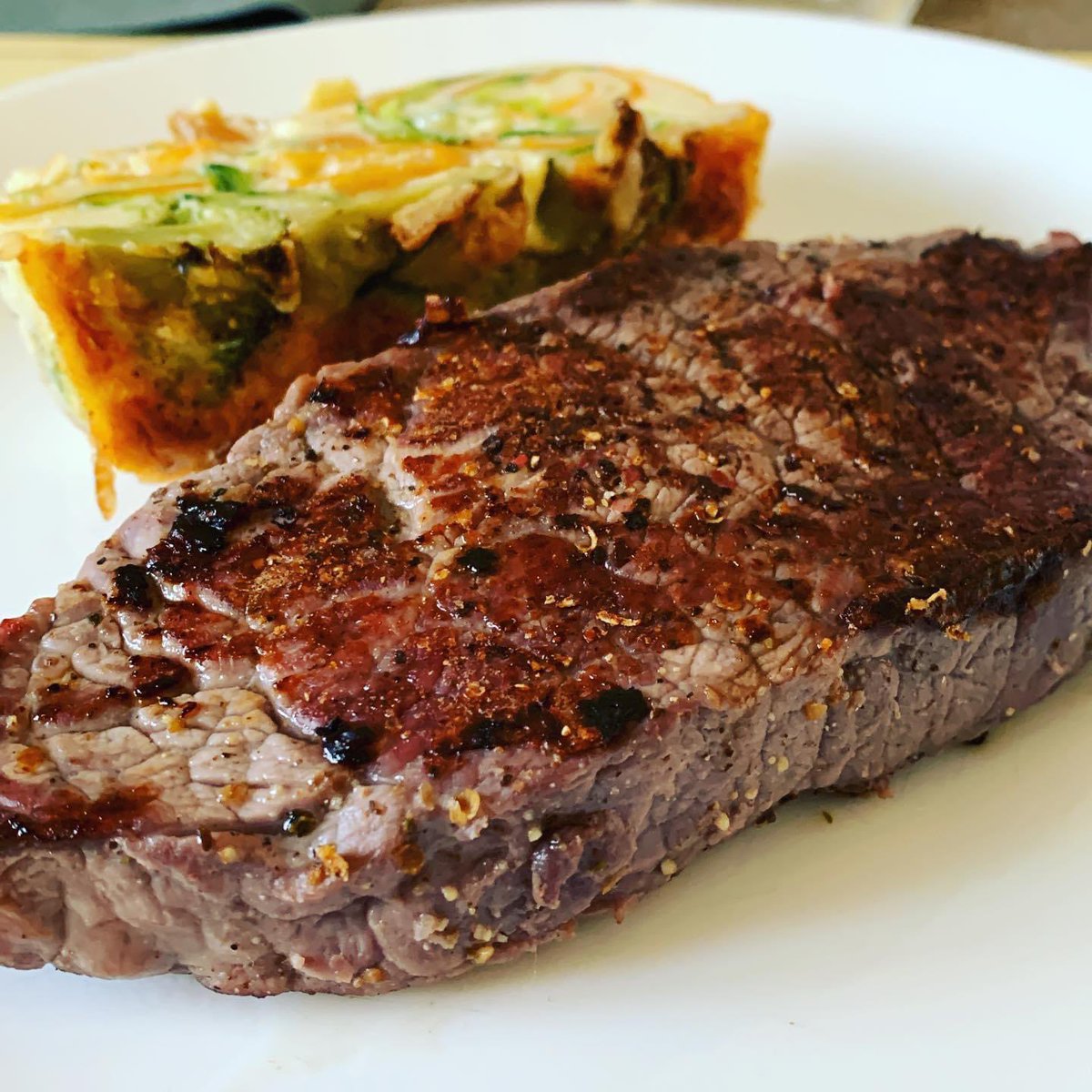 Langlai73410097's tweet photo. Pas besoin d’affûter ses canines,
D’une tendreté toute sublime ,
Juste grillée tellement divine.
Elle saura pétiller les papilles !
La pièce de bœuf , une bonne combine !
#boeuf #beef #говядина #牛肉 #meat #meatlover #grillade #pleasure #butcher #boucherieartisanale #normandie https://t.co/5TWlB6pH74